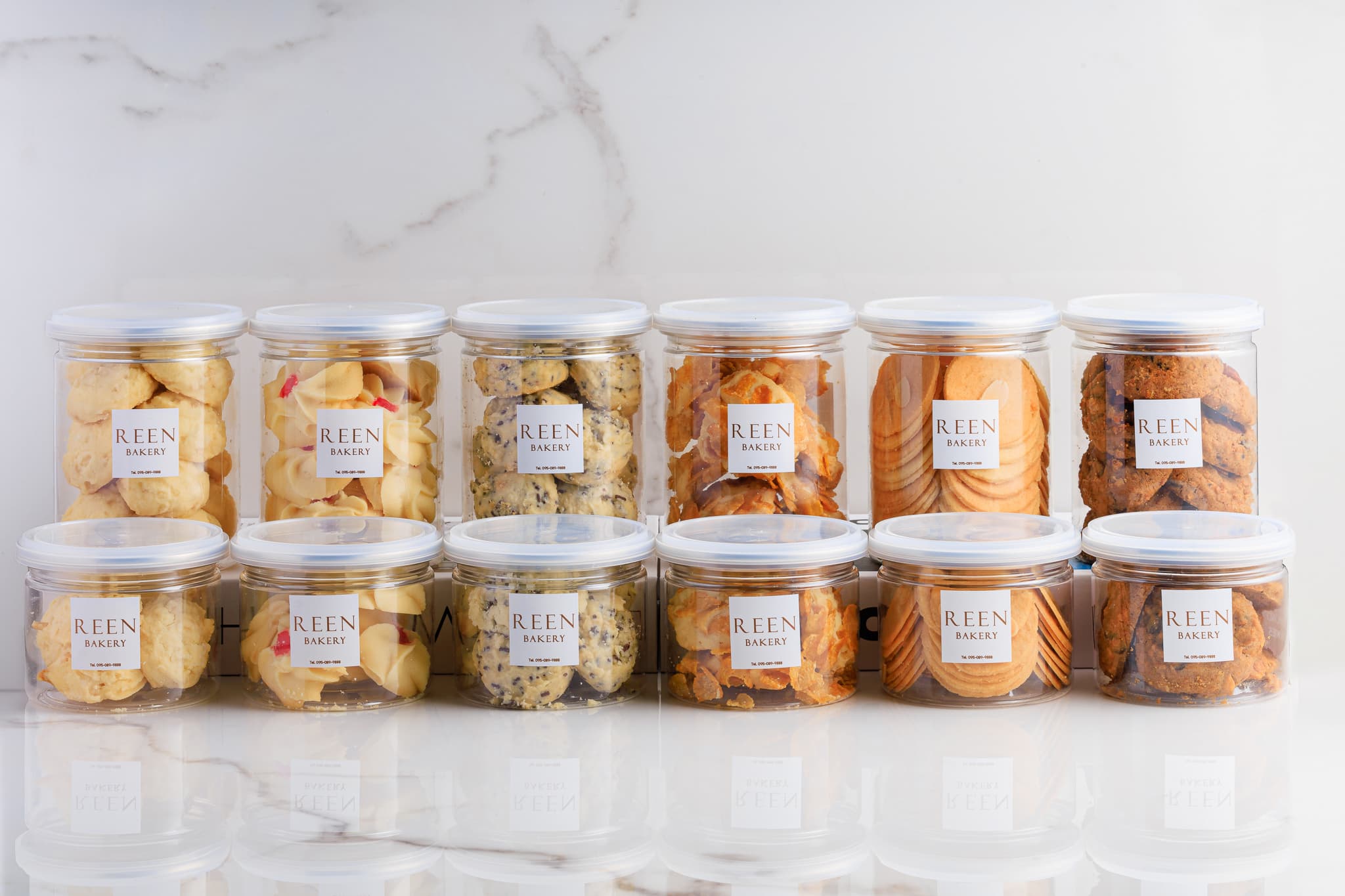 สินค้าเบเกอรี่บรรจุแพ็กเกจของ REEN Bakery วางเรียงอย่างเป็นระเบียบ
